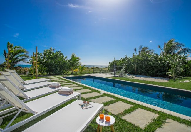 Location villa de plein-pied avec grande piscine face à la mer en Martinique