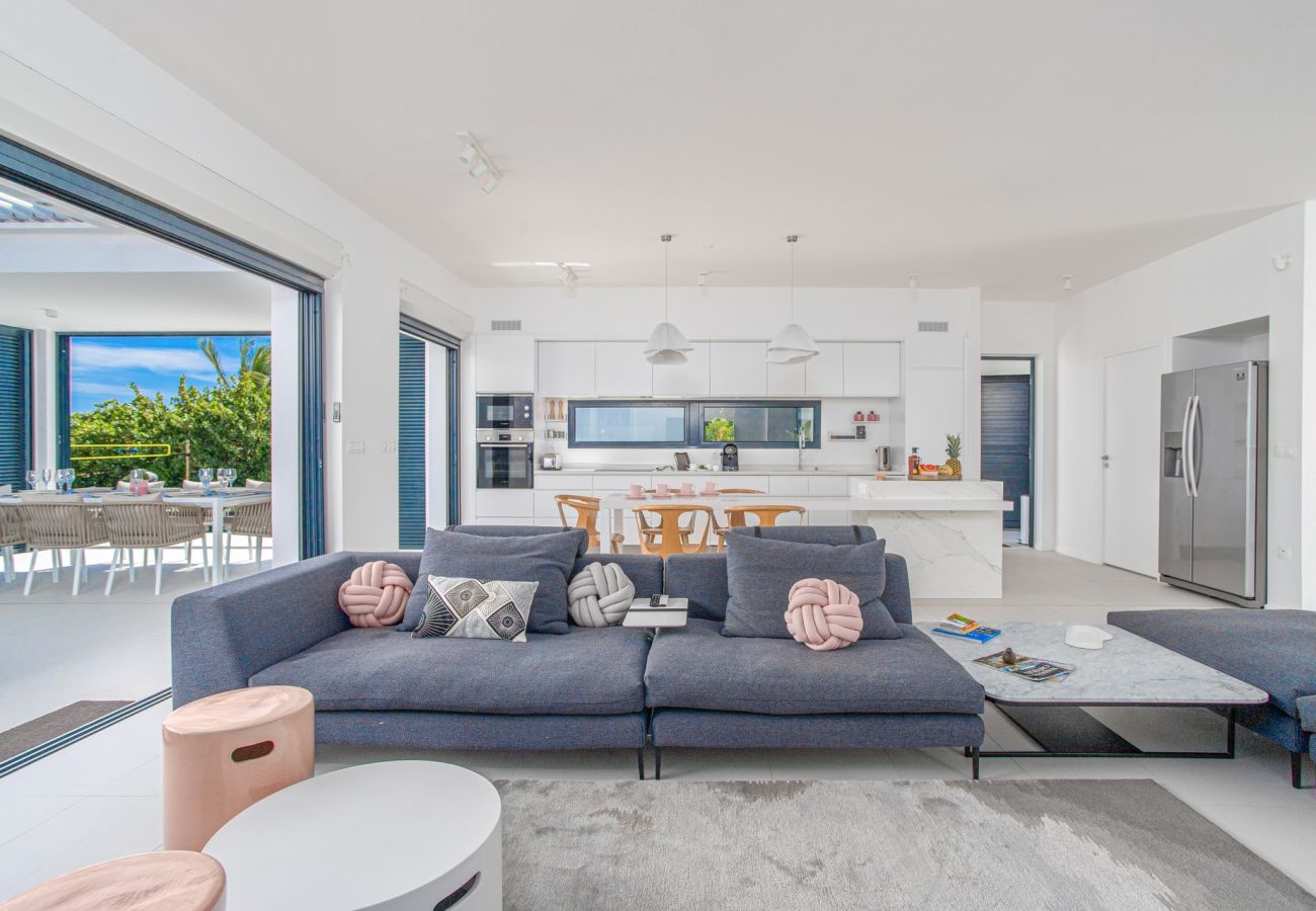 Maison contemporaine à louer au Vauclin avec piscine, vue mer et accès direct à la plage