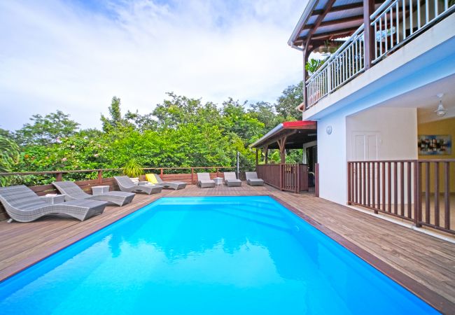 Location villa avec piscine et jardin en Guadeloupe