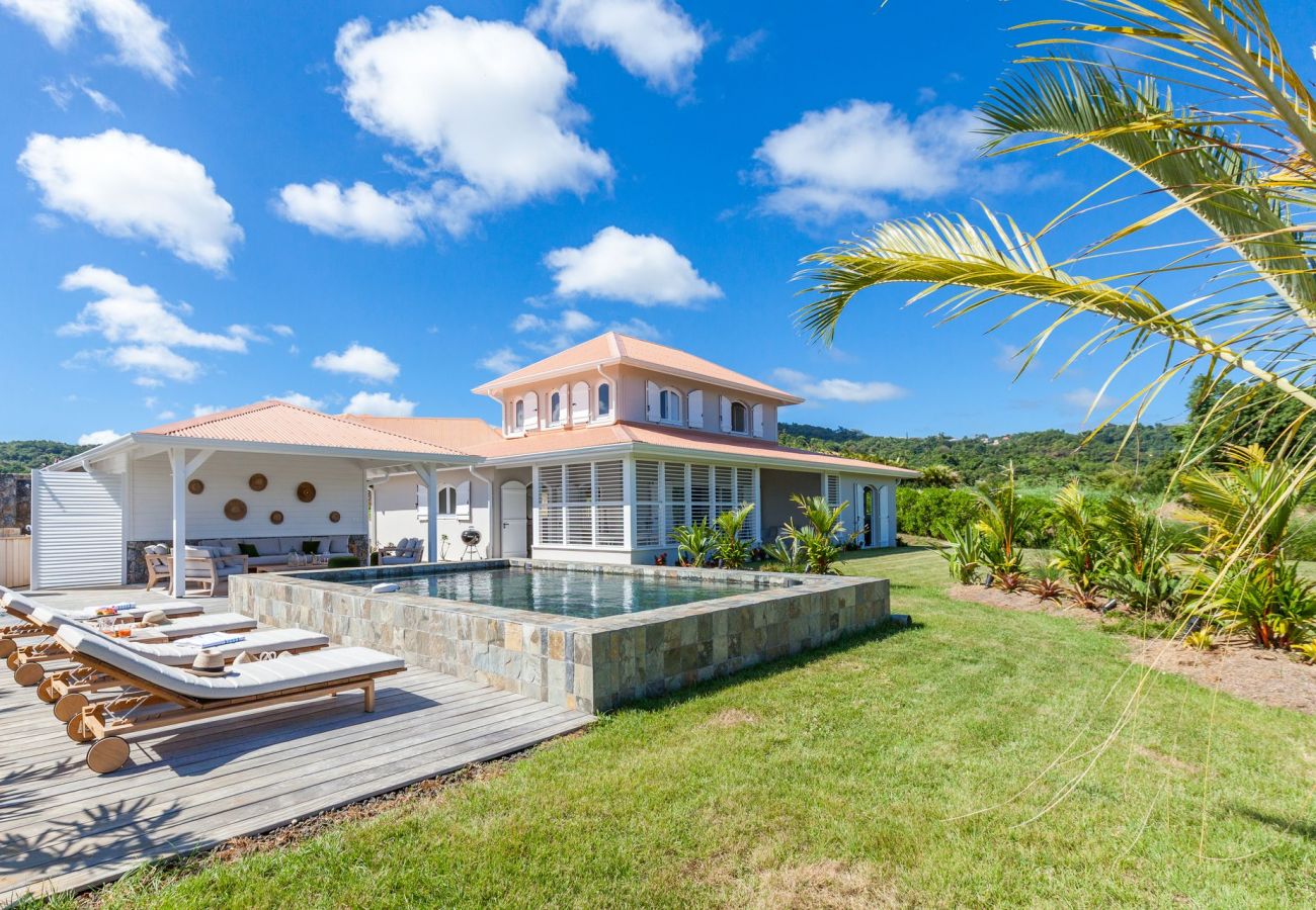 Location villa de luxe avec piscine et vaste jardin tropical au Vauclin