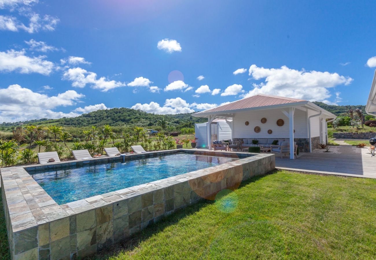 Maison de charme à louer en Martinique avec piscine, spa, 5 chambres confortables au milieu d'un jardin tropical