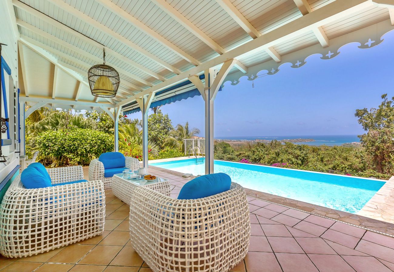 Villa de standing avec vue mer et piscine en Martinique