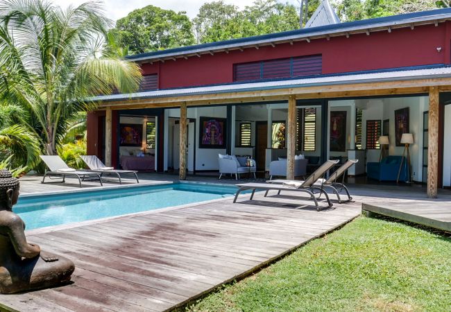 Location de villa avec jardin et piscine, 2 chambres en Guadeloupe