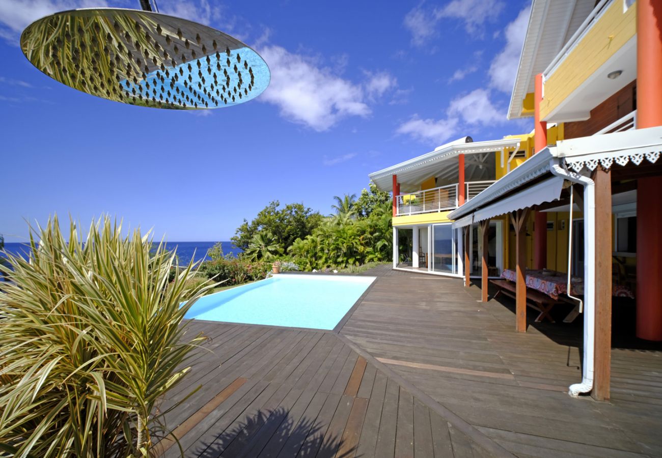 Location villa avec piscine et belle vue mer en Guadeloupe
