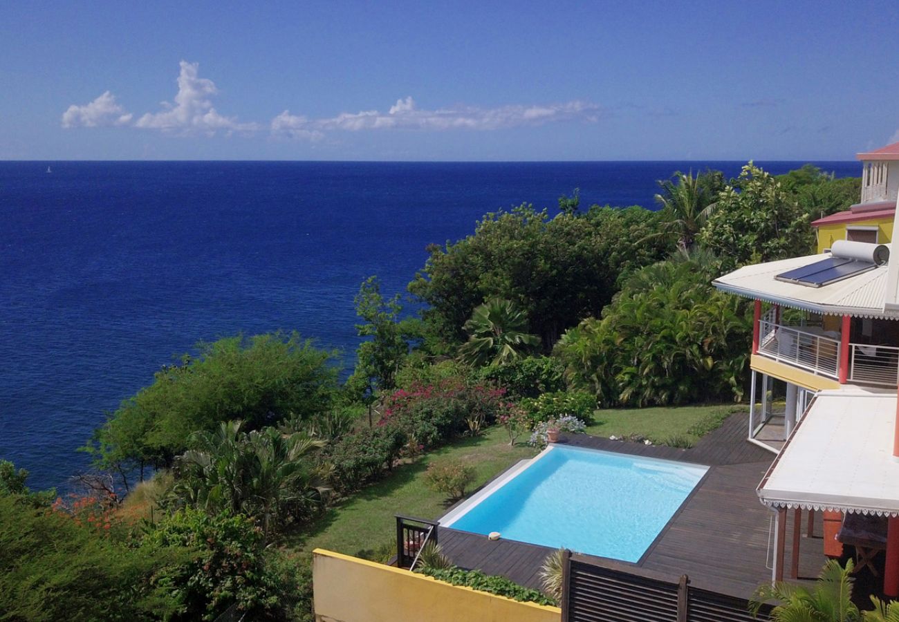 Louer une villa de vacances  en Guadeloupe avec vue mer et piscine