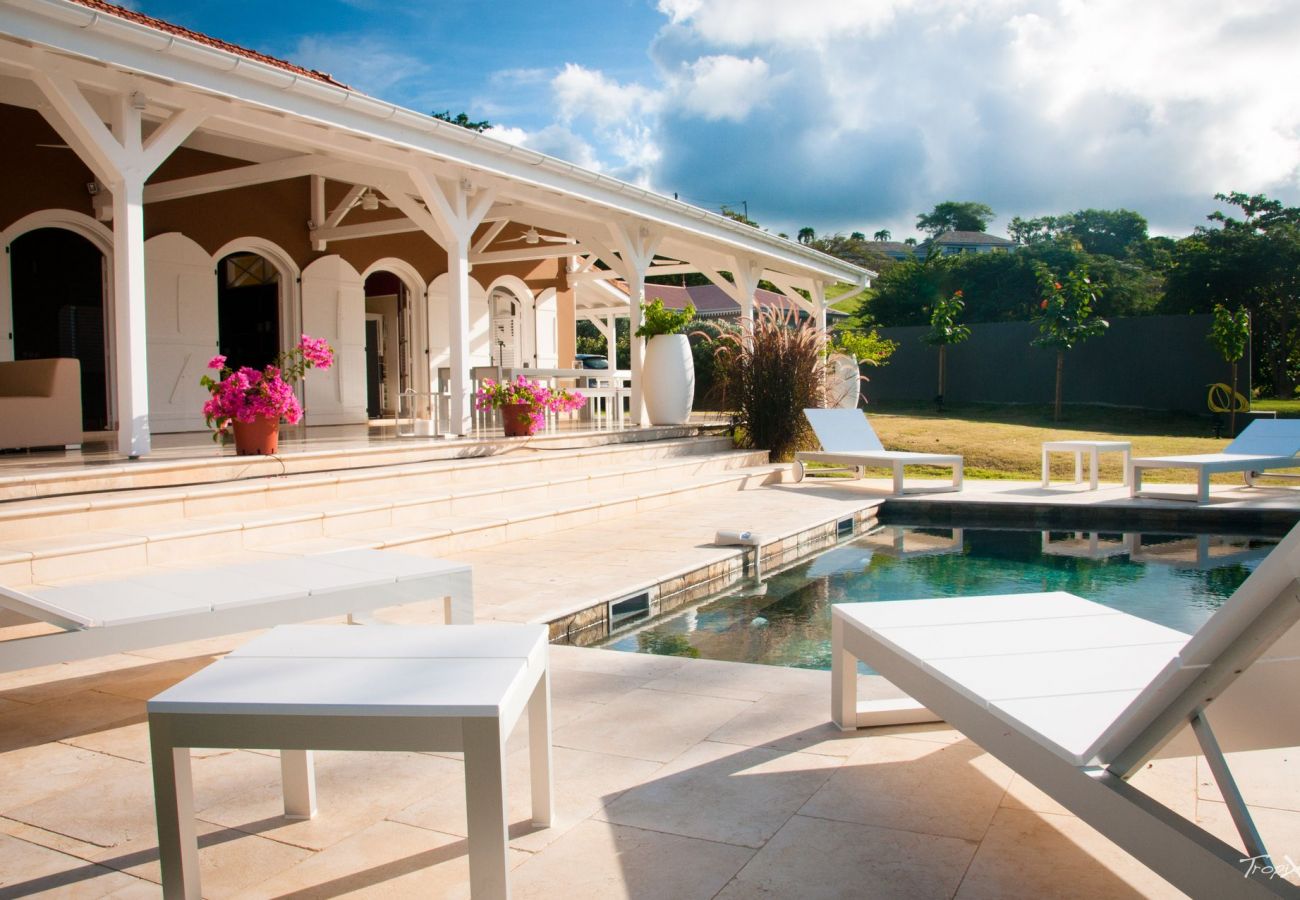Maison de vacances en Martinique 6 chambres avec jardin, piscine et vue mer.
