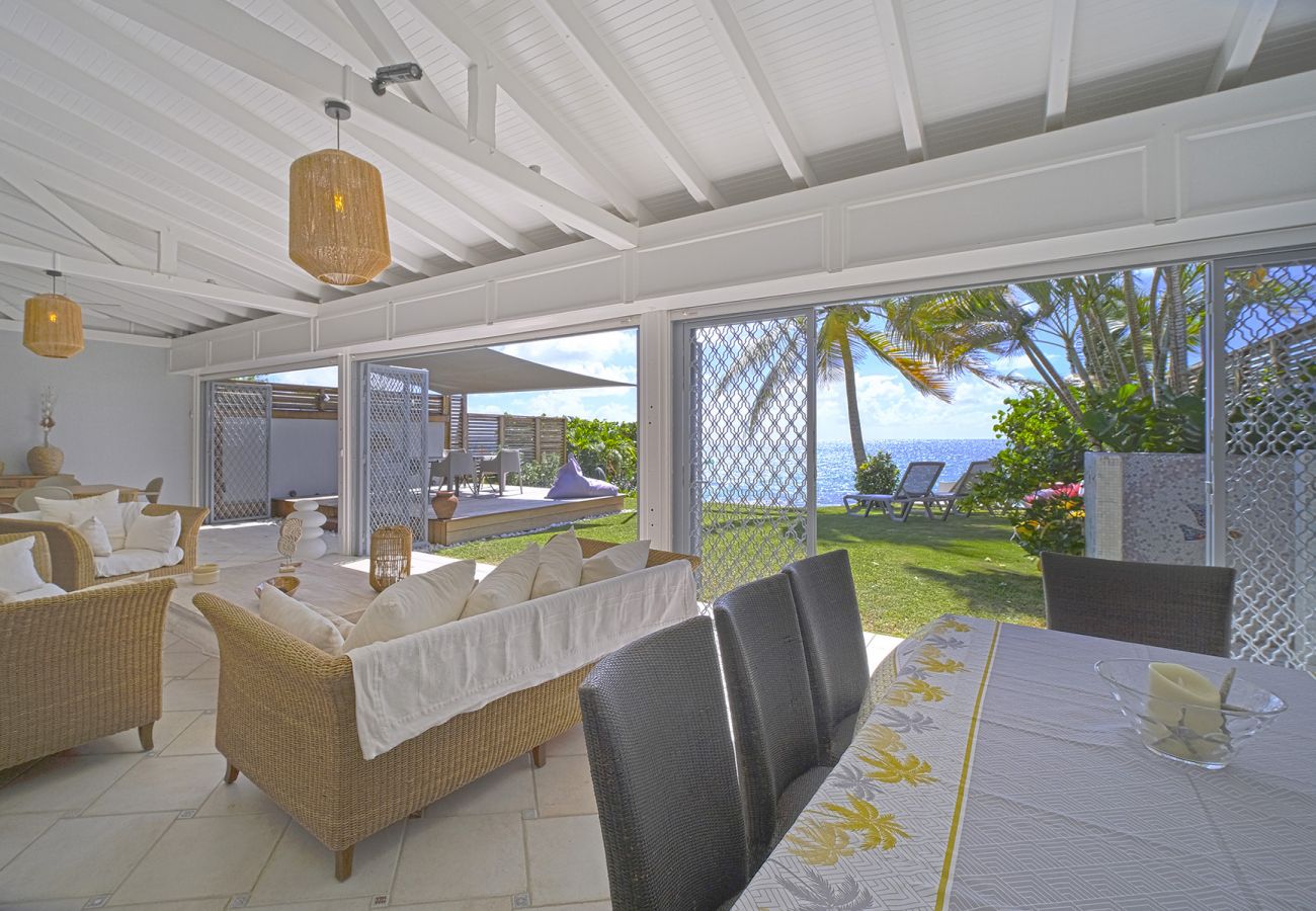 Location saisonnière en Guadeloupe face à la mer avec plage à pied