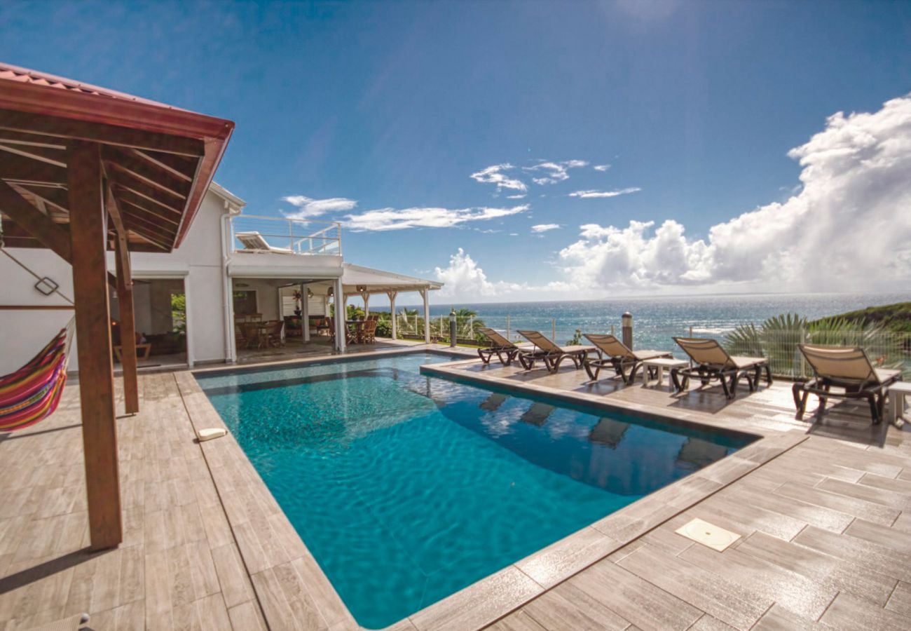 Location de villa plage à pieds avec piscine en Guadeloupe