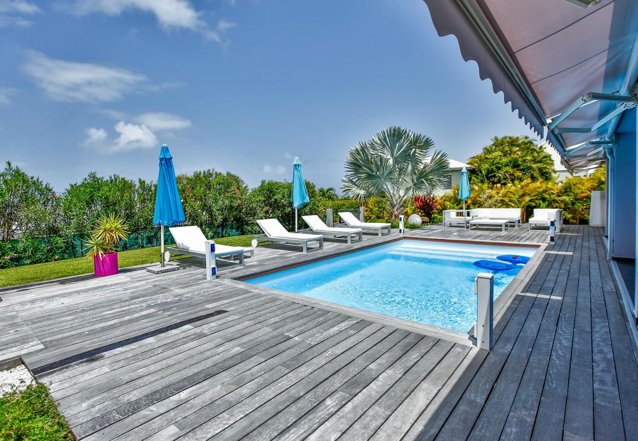 Villa de luxe à louer en Guadeloupe avec piscine au coeur d'un beau jardin