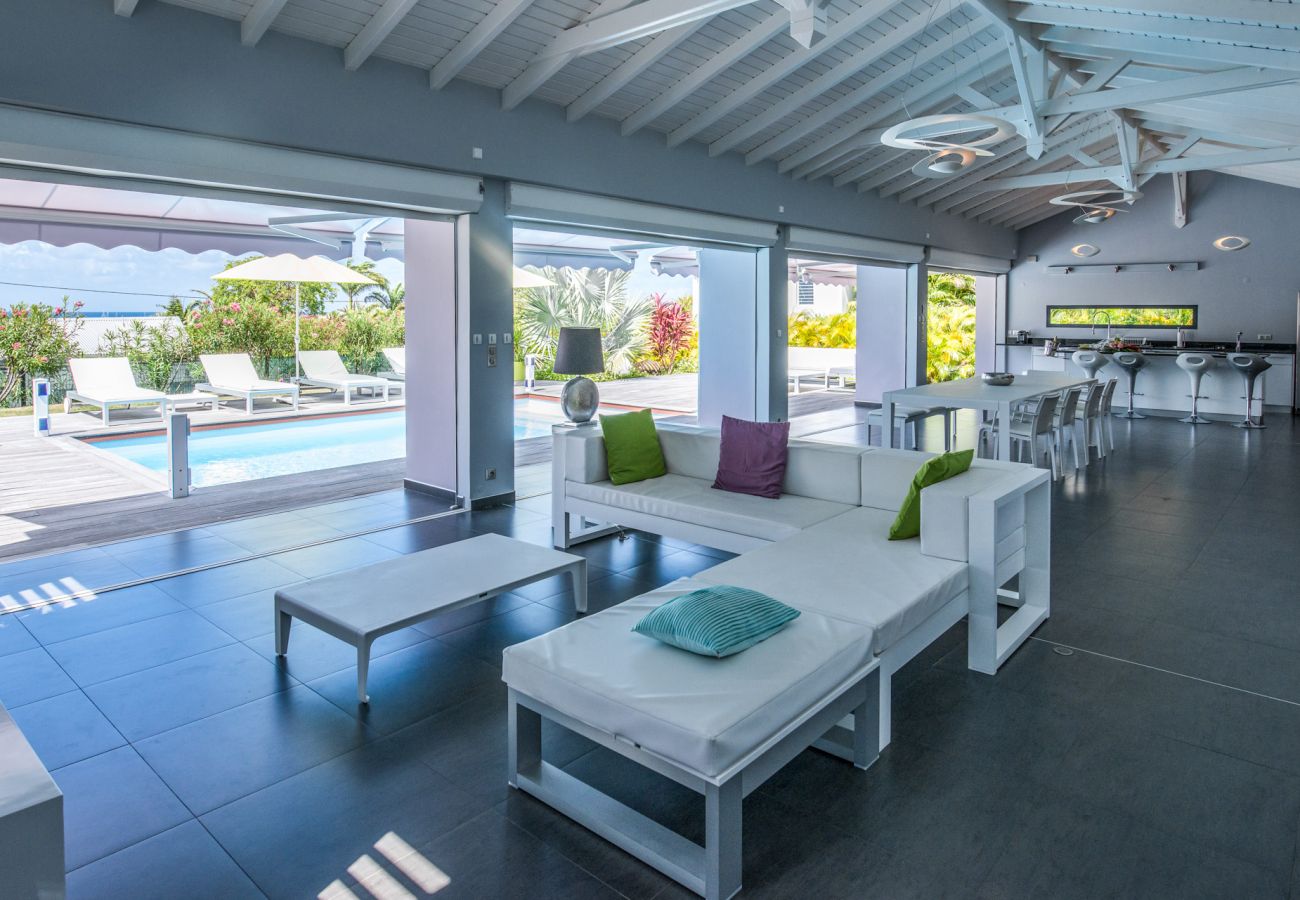 Charmante maison de vacances à louer en Guadeloupe entièrement ouverte sur la terrasse et la piscine