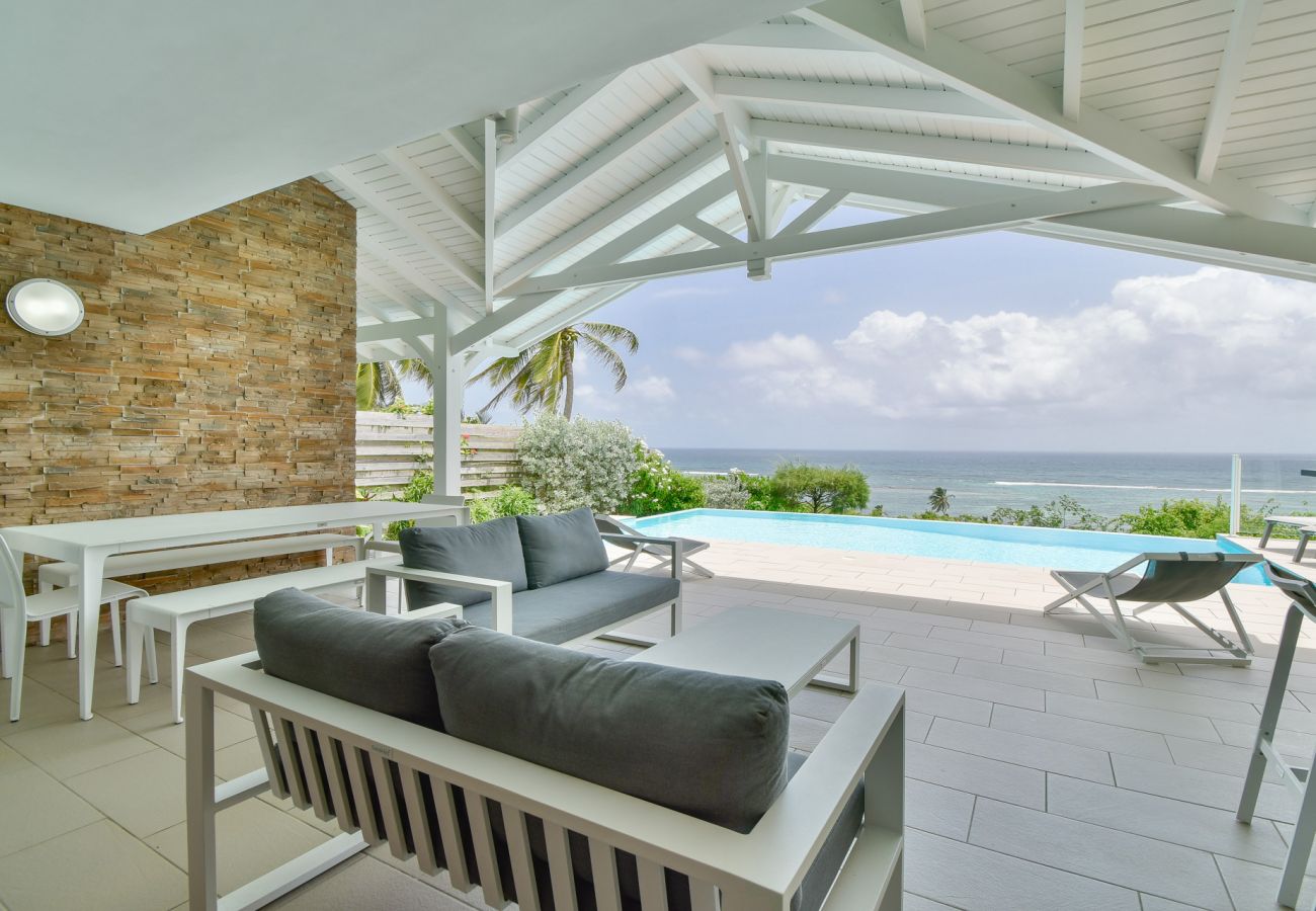 Louer une villa en Guadeloupe, piscine, plage à pied