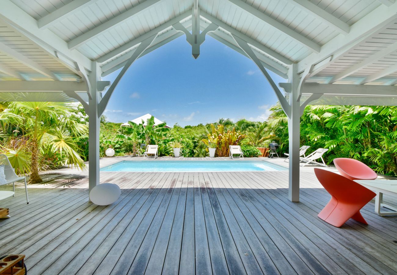 Location villa en Guadeloupe avec piscine au coeur d'un jardin tropical