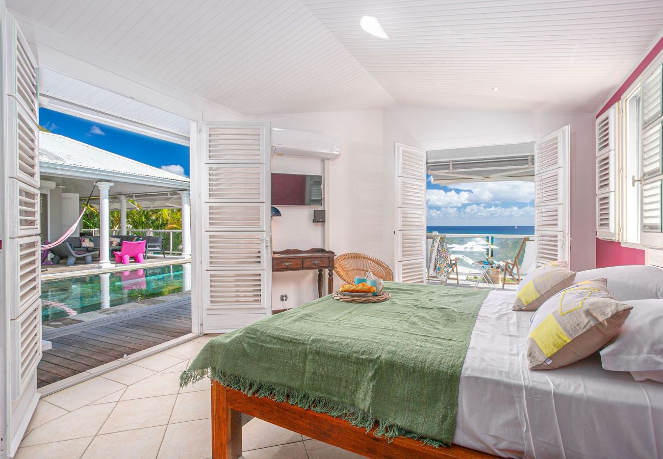 Villa de luxe à louer 5 chambres avec une vue sur la piscine et la mer des Caraïbes