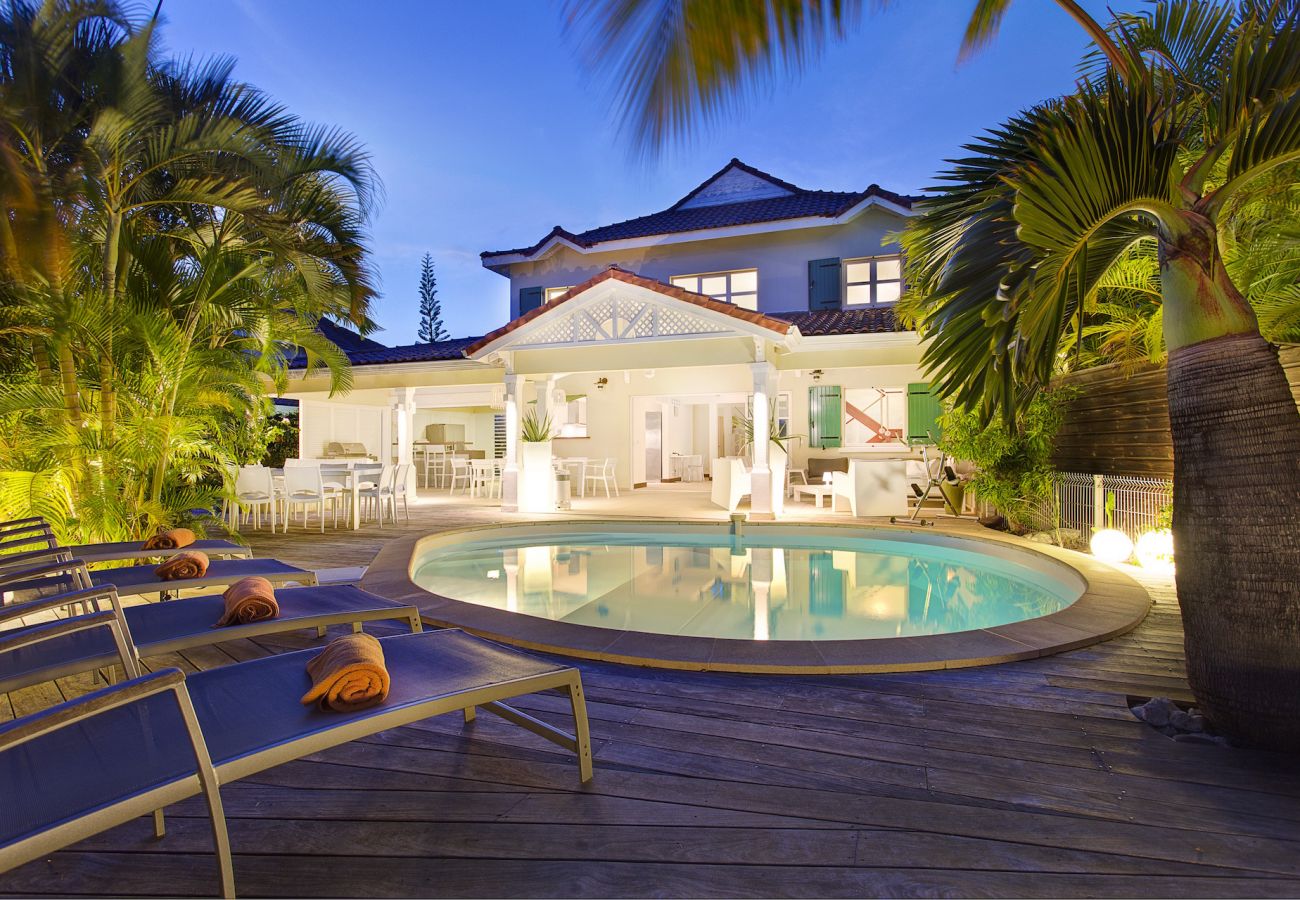 Louer une Villa de charme à Saint François avec piscine au coeur d'un jardin tropical 