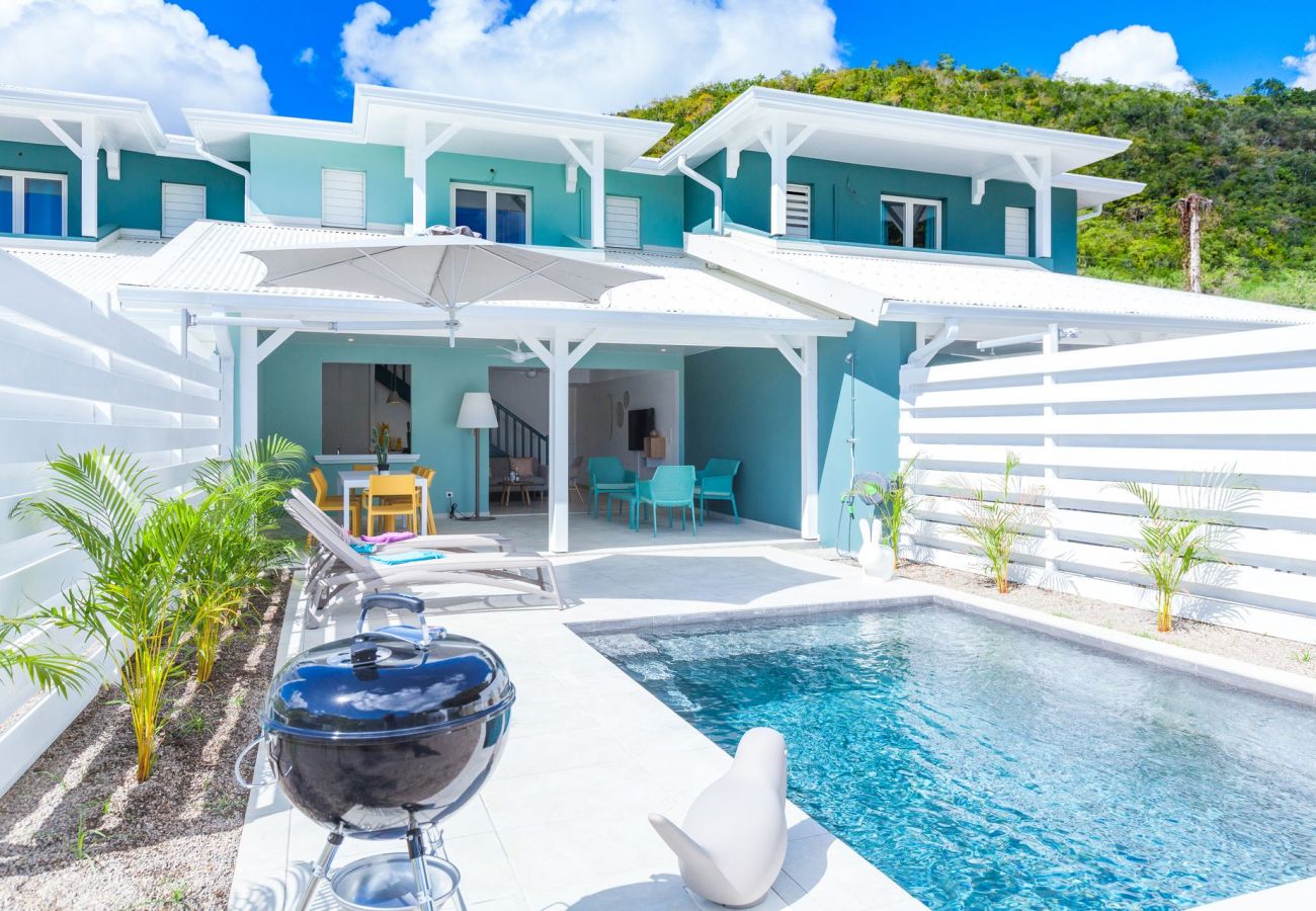 Maison de vacances à louer en Martinique avec piscine et aménagements extérieurs dédiés à la détente