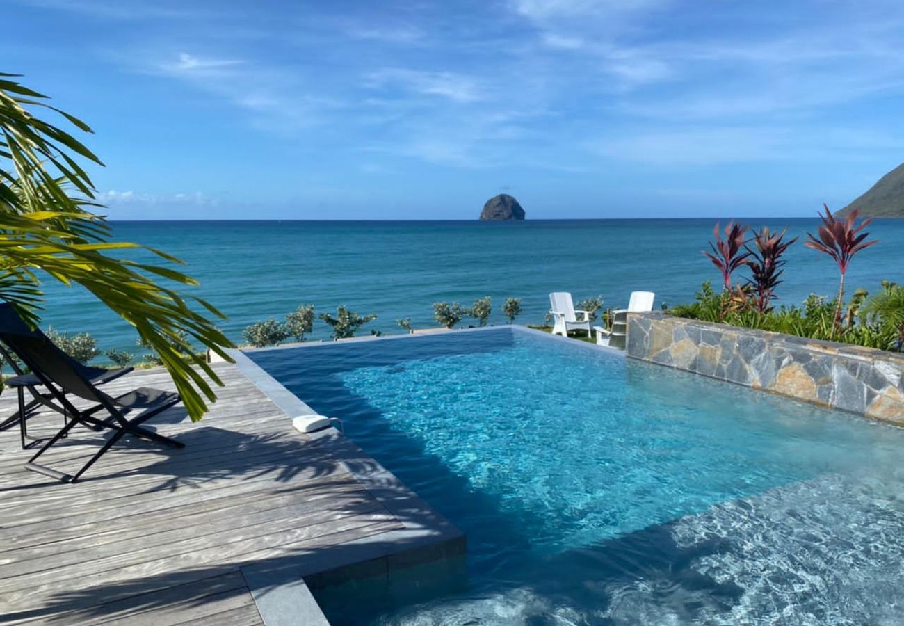 Villa de luxe à louer en Martinique, pieds dans l'eau face à la mer