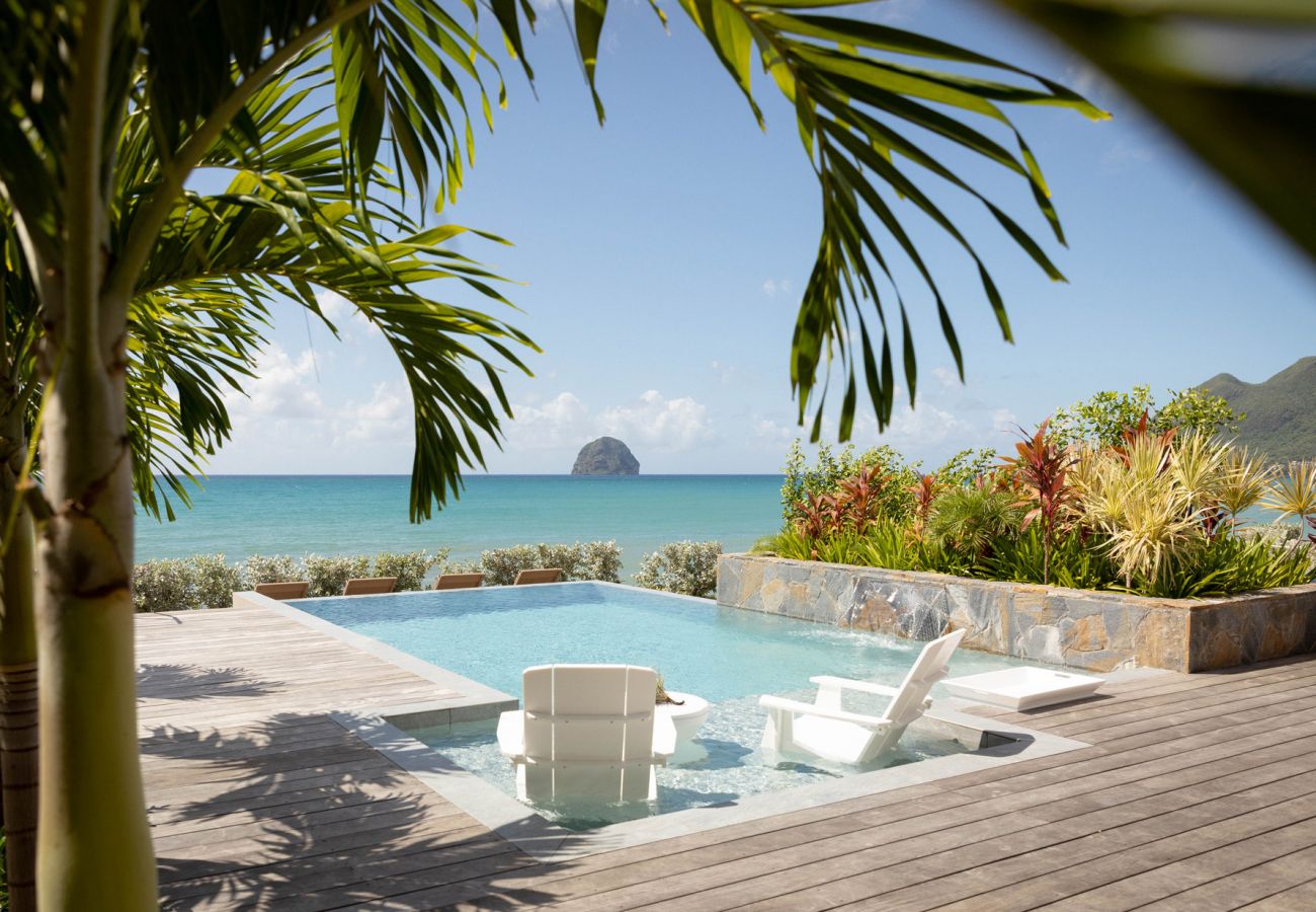 Villa de luxe à louer en Martinique face au Rocher du Diamant, plage à pied
