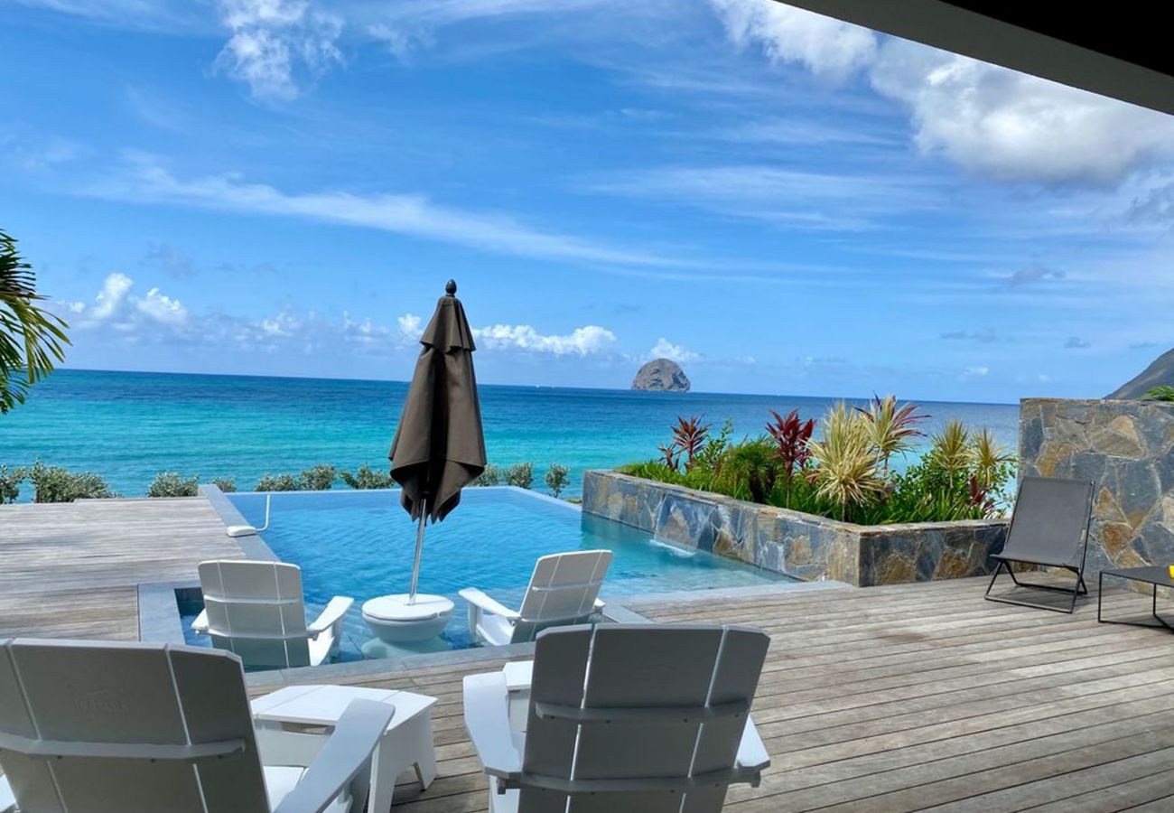 Location villa de luxe avec piscine, les pieds dans l'eau en Martinique