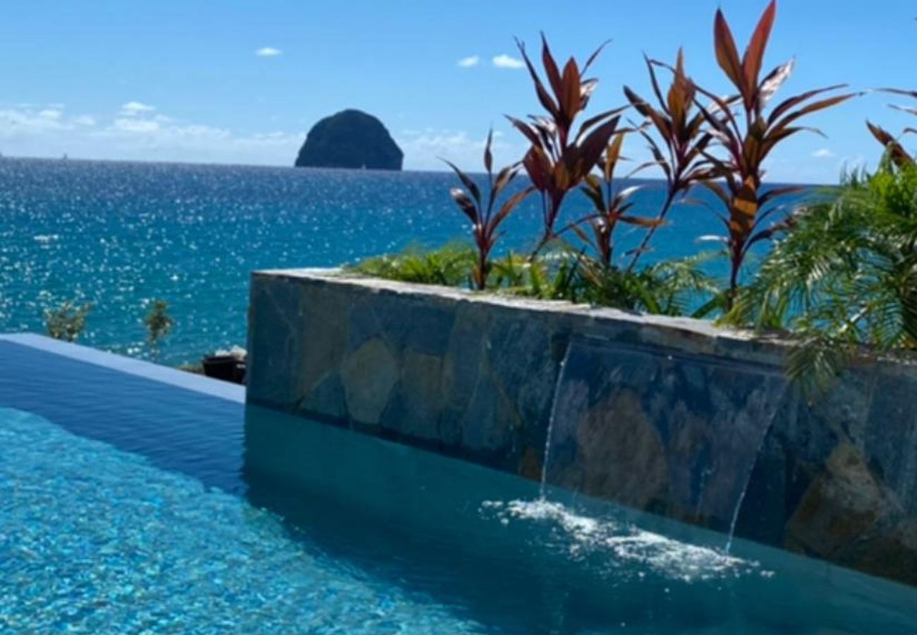 Villa de luxe à louer au Diamant avec piscine entièrement tournée sur la mer des Caraïbes