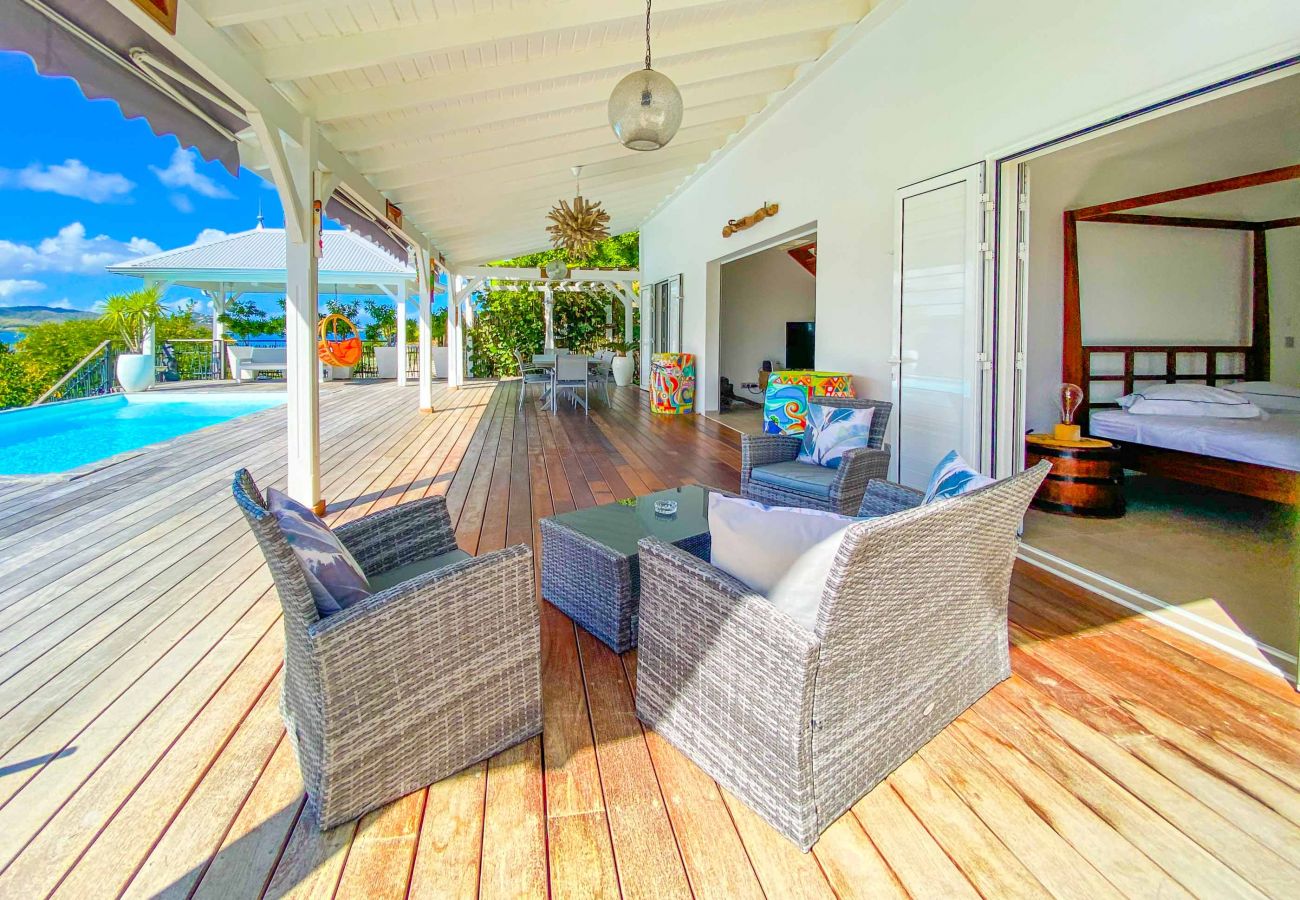 Louez une maison de vacances pied dans l'eau en Martinique avec piscine 