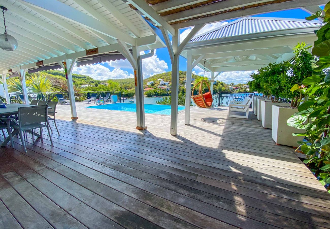 Louer une charmante villa en Martinique avec piscine et ponton pour accès direct à la mer