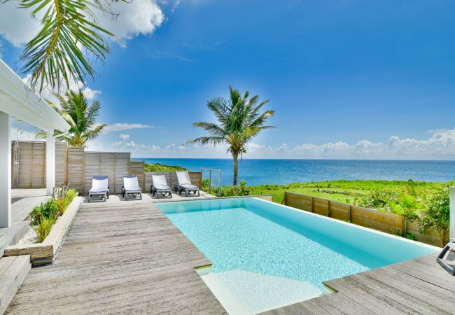 Location de villas à Sainte-Anne en Guadeloupe avec piscine et vue mer