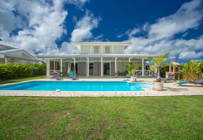 Location saisonnière avec piscine et jardin en Martinique