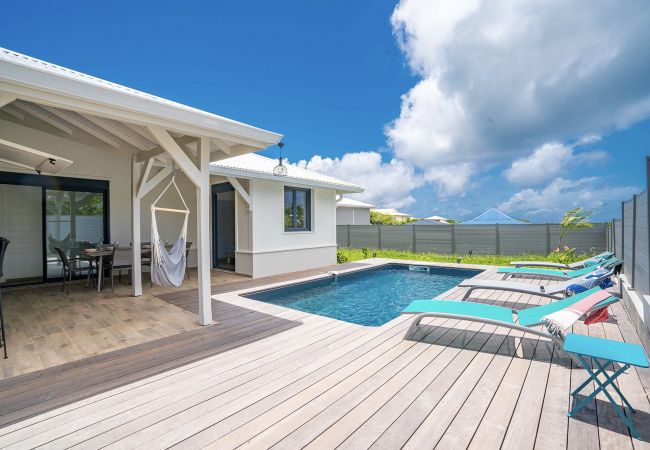 Villa moderne avec terrasse et piscine à louer en Martinique