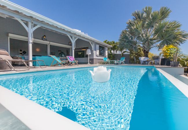 Villa de luxe, intime avec piscine et aperçu mer.