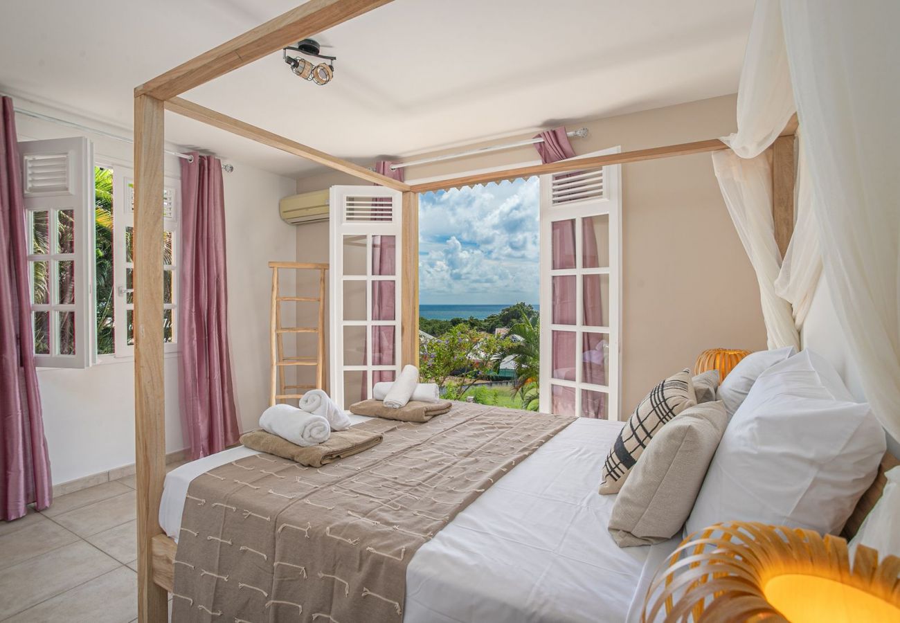 Villa à louer avec 4 chambres confortartables, vue mer et plage à pied en Martinique