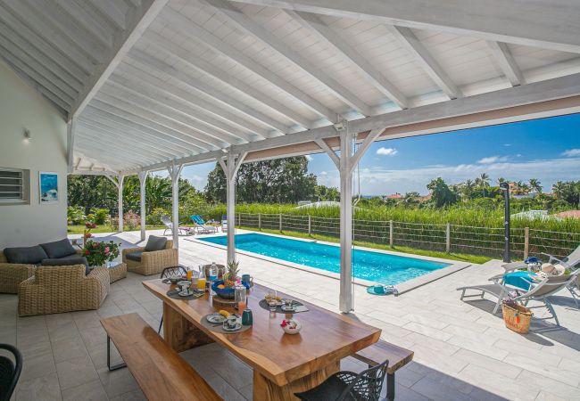 Location de maison avec terrasse et piscine au Diamant