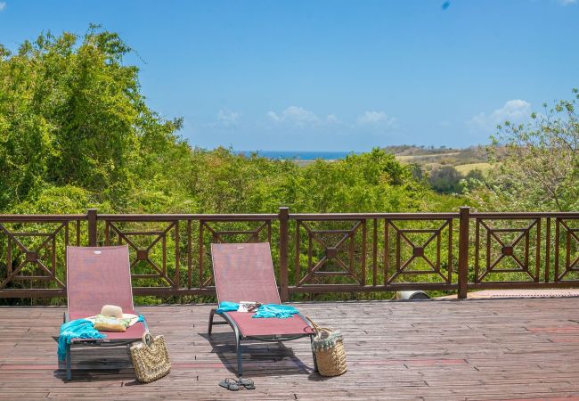 Villa à louer en Martinique avec une belle terrasse et piscine