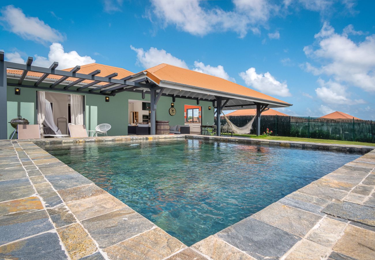 Location villa avec piscine et jardin en Martinique