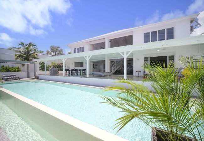Location villas en Guadeloupe avec grande piscine