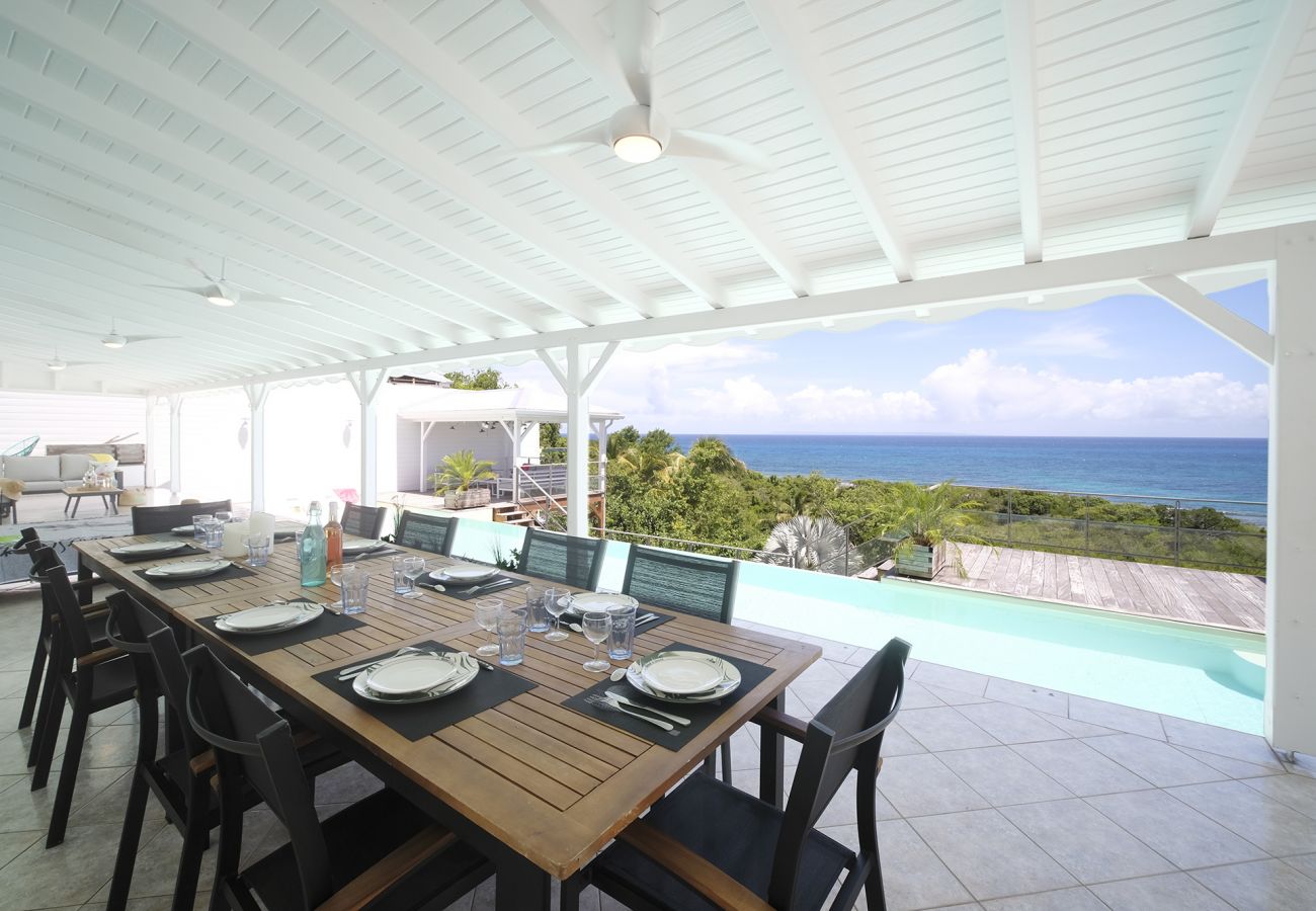 Louer une villa à Saint-François avec piscine, vue mer