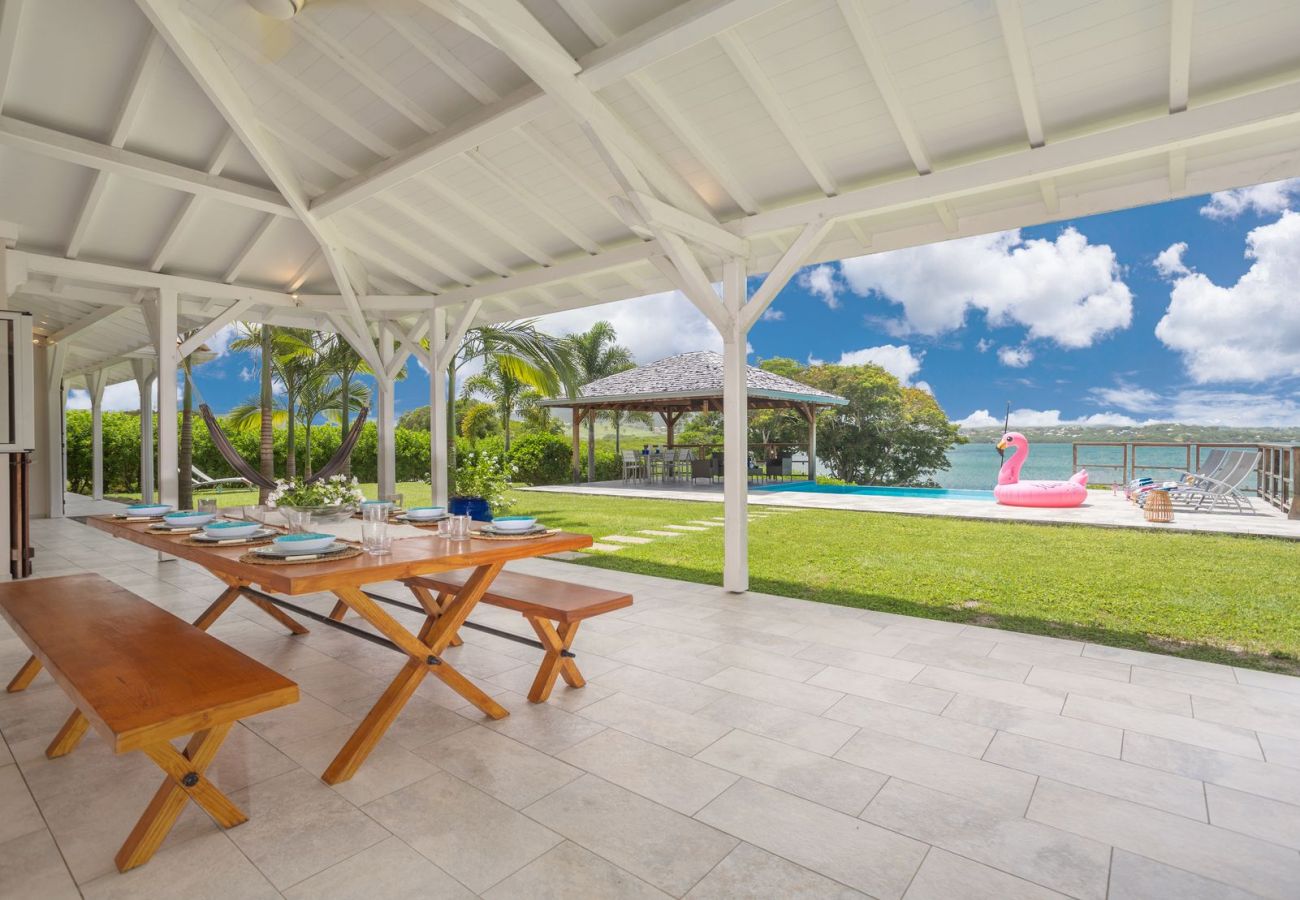 Villa de vacances avec piscine et jardin vue mer en Martinique 