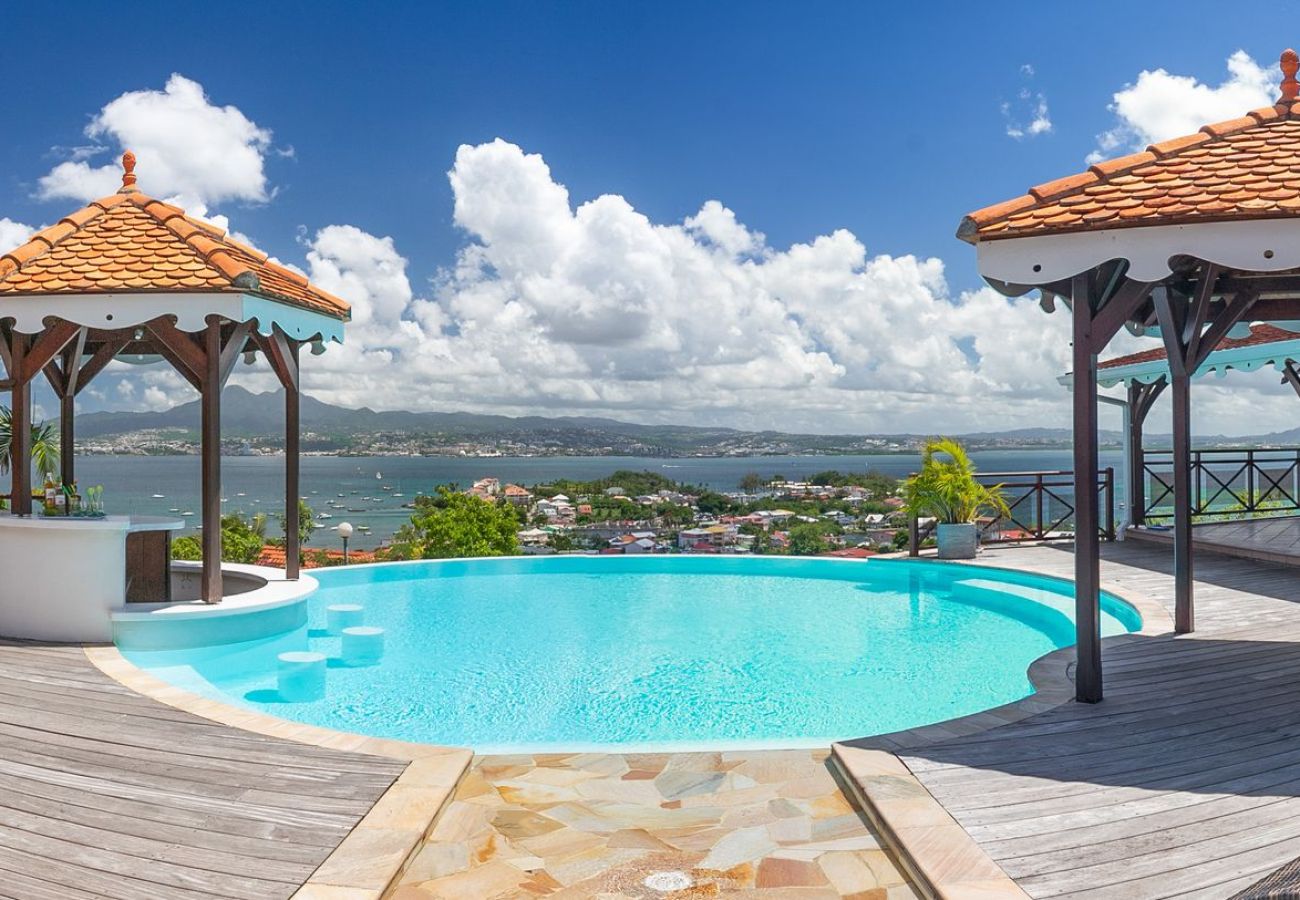 Location de villa 5 chambres avec piscine vue mer en Martinique