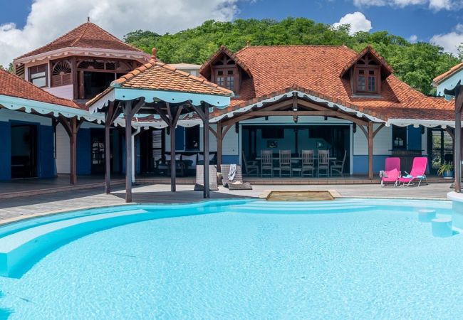 Villa créole avec piscine et vue mer à louer en Martinique