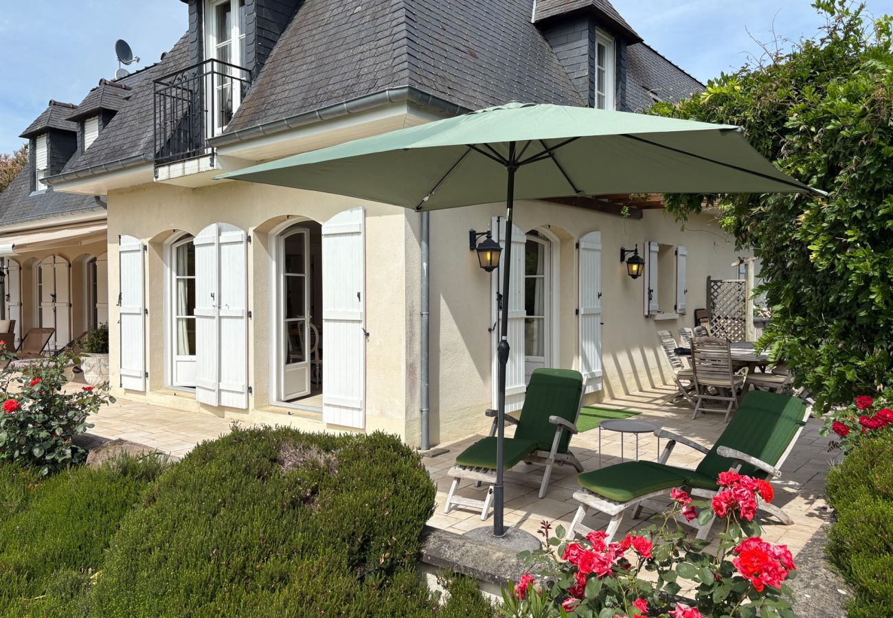 Grande terrasse vue sur le golf avec mobilier de jardin