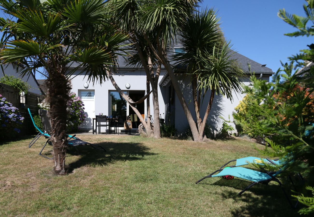 Terrasse avec table , jardin privatif et espace détente dans une location de vacances à Cancale