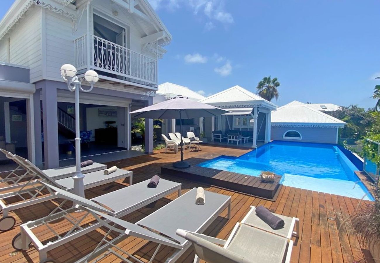 Piscine privative avec transats sur terrasse en bois, Villa Lazulia