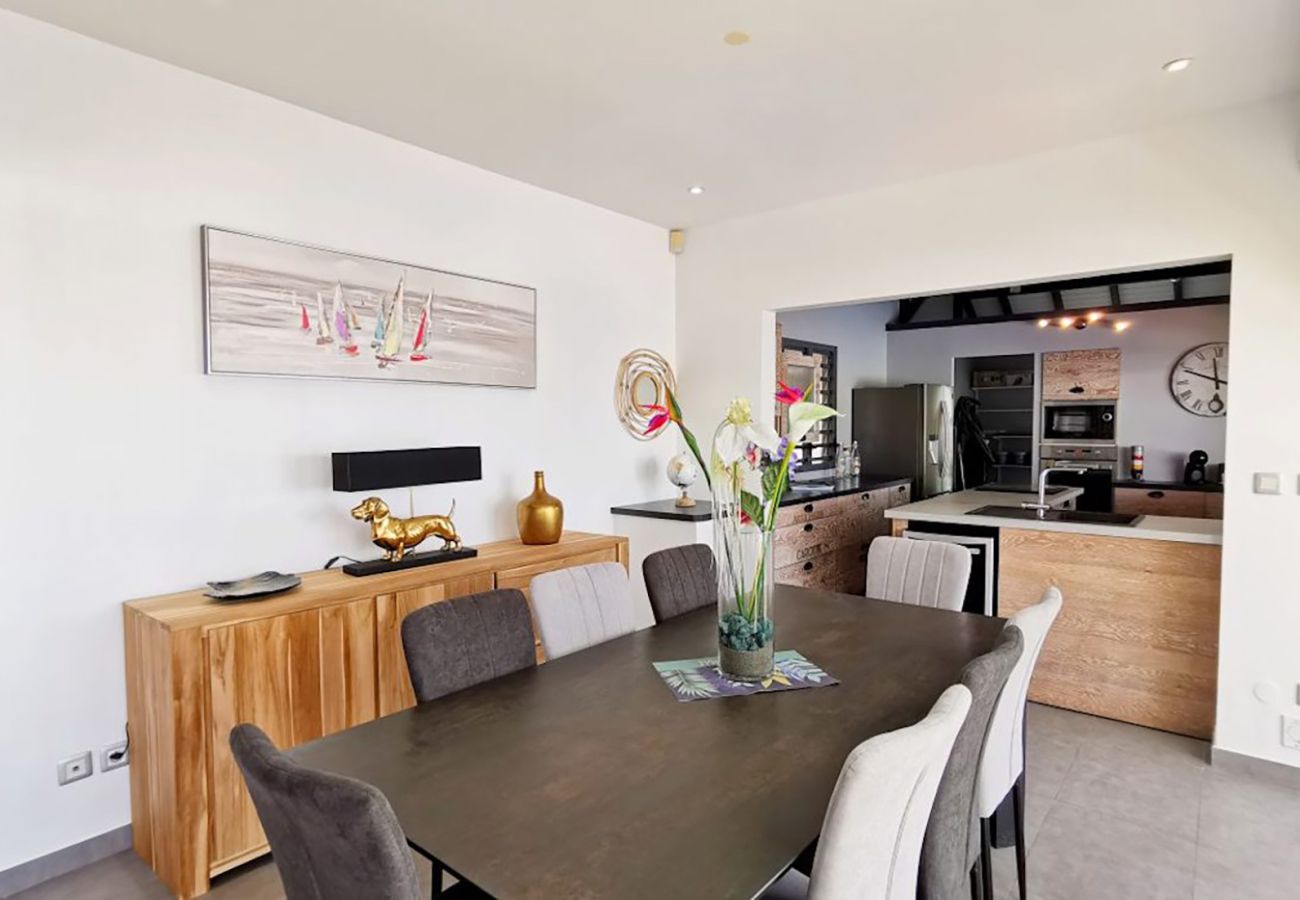 Salle à manger contemporaine ouverte sur cuisine, Villa Lazulia