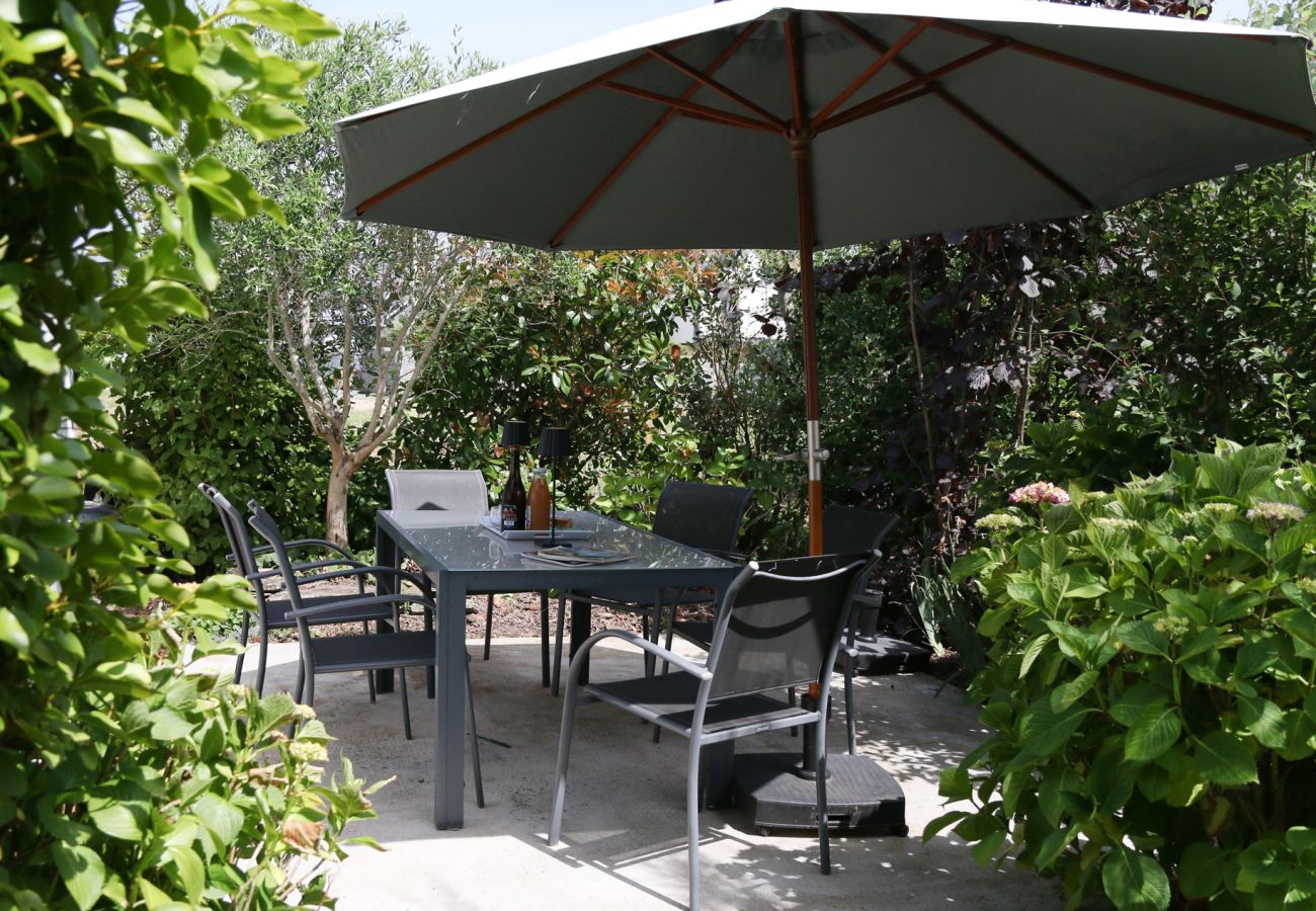 Terrasse avec mobilier de jardin à Saint Malo