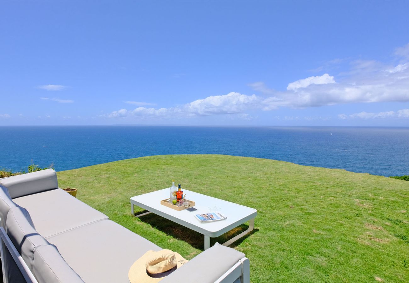 Vue imprenable sur les Saintes depuis le salon extérieur de la Villa Karuka à Trois-Rivières