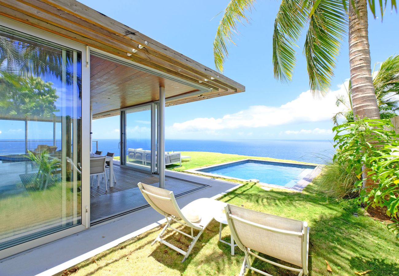 Piscine privée et terrasse donnant sur l'océan à la Villa Karuka, Trois-Rivières, Guadeloupe