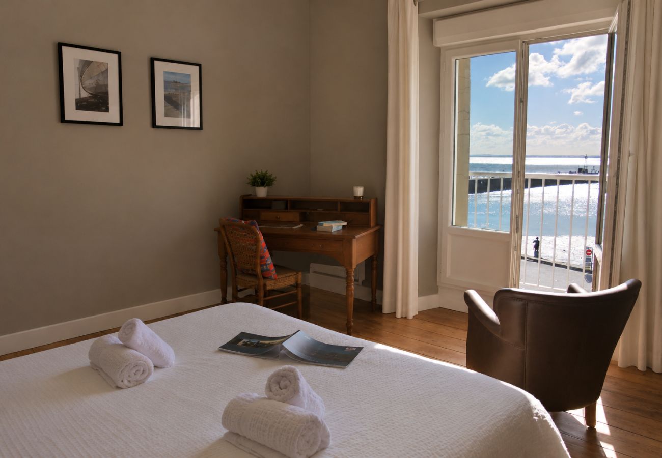 Chambre avec lit double et vue mer l'appartement situé sur le port de la Houle à Cancale.